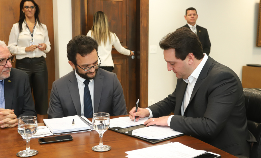 O governador Carlos Massa Ratinho Junior anunciou a redução nas taxas de juros das operações de crédito da Fomento Paraná, instituição financeira estadual que oferece crédito a empreendedores. - Curitiba, 03/04/2019 - Foto: Rodrigo Félix Leal/ANPr