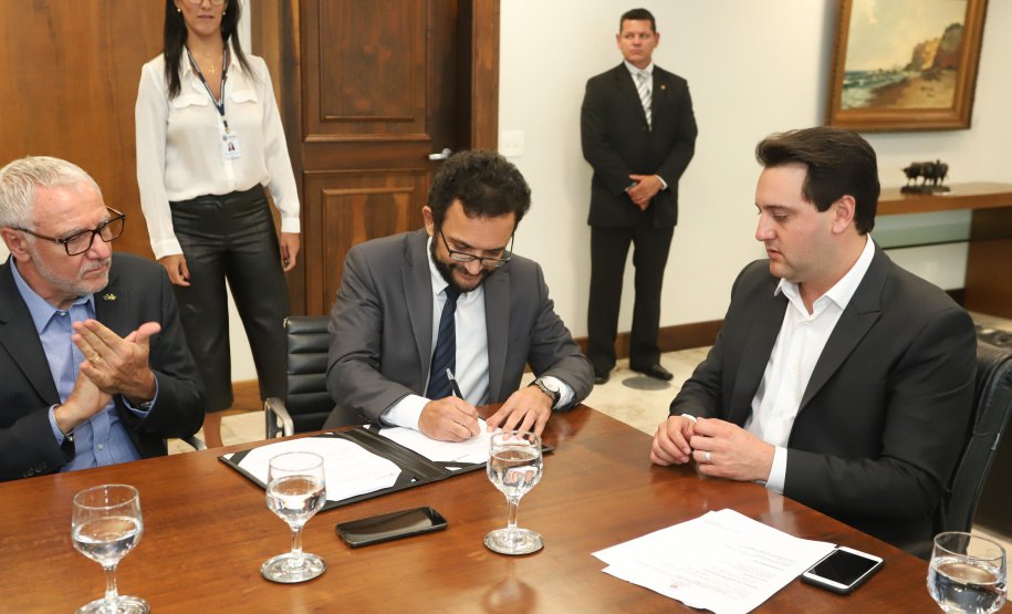 O governador Carlos Massa Ratinho Junior anunciou a redução nas taxas de juros das operações de crédito da Fomento Paraná, instituição financeira estadual que oferece crédito a empreendedores. - Curitiba, 03/04/2019 - Foto: Rodrigo Félix Leal/ANPr