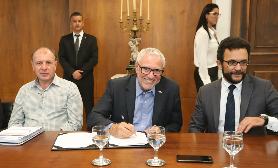 O governador Carlos Massa Ratinho Junior anunciou a redução nas taxas de juros das operações de crédito da Fomento Paraná, instituição financeira estadual que oferece crédito a empreendedores. - Curitiba, 03/04/2019 - Foto: Rodrigo Félix Leal/ANPr