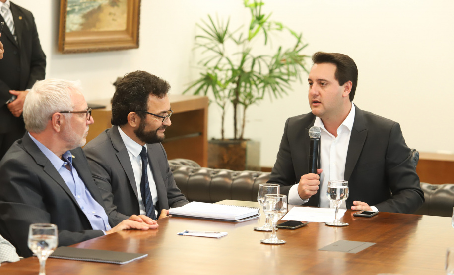 O governador Carlos Massa Ratinho Junior anunciou a redução nas taxas de juros das operações de crédito da Fomento Paraná, instituição financeira estadual que oferece crédito a empreendedores. - Curitiba, 03/04/2019 - Foto: Rodrigo Félix Leal/ANPr