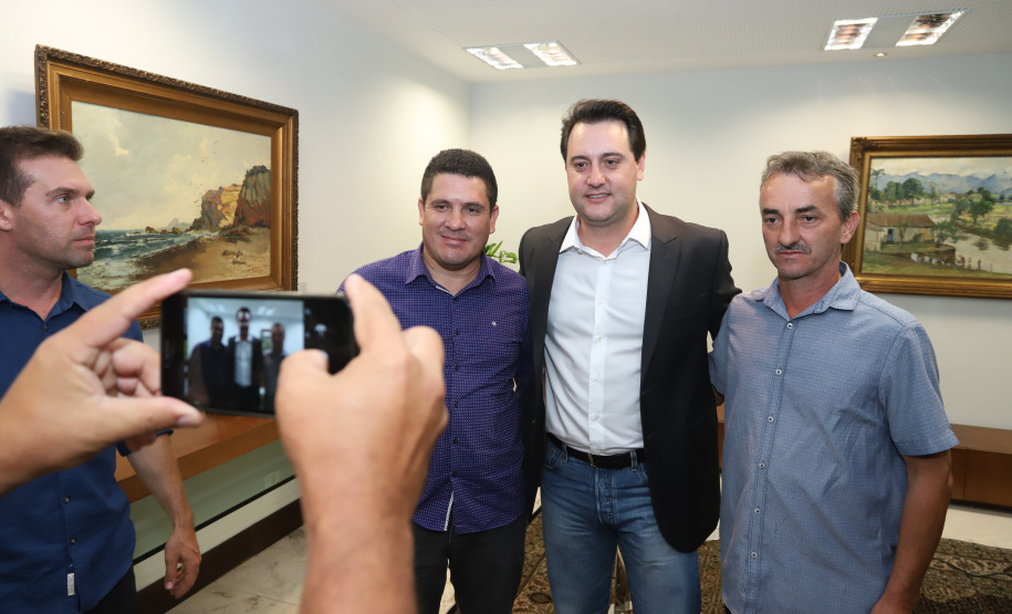 O governador Carlos Massa Ratinho Junior anunciou a redução nas taxas de juros das operações de crédito da Fomento Paraná, instituição financeira estadual que oferece crédito a empreendedores. - Curitiba, 03/04/2019 - Foto: Rodrigo Félix Leal/ANPr