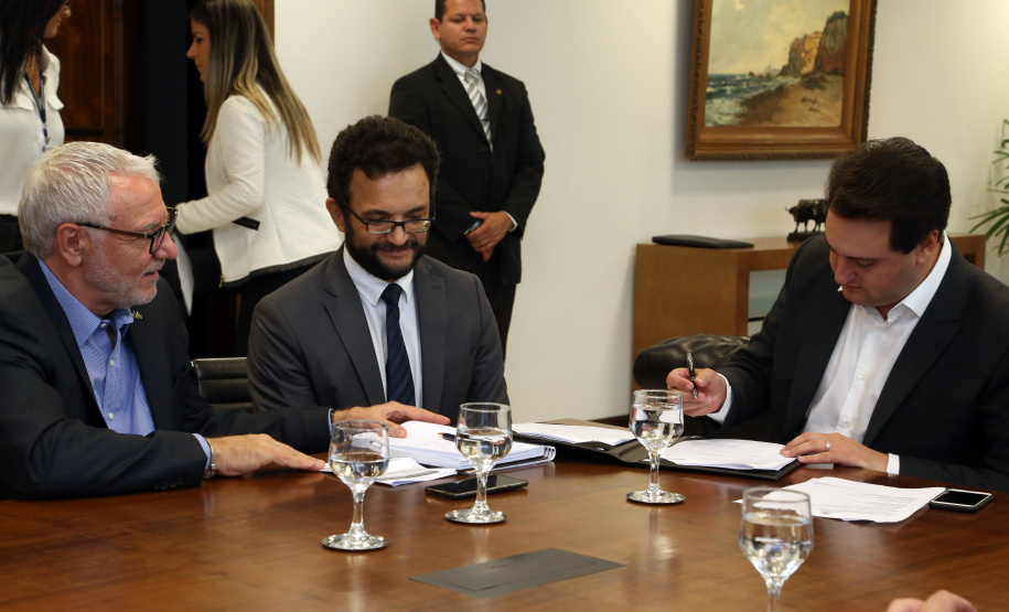 O governador Carlos Massa Ratinho Junior anunciou a redução nas taxas de juros das operações de crédito da Fomento Paraná, instituição financeira estadual que oferece crédito a empreendedores. - Curitiba, 03/04/2019  -  Foto: Gilson Abreu/ANPr