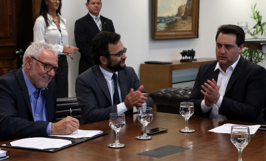 O governador Carlos Massa Ratinho Junior anunciou a redução nas taxas de juros das operações de crédito da Fomento Paraná, instituição financeira estadual que oferece crédito a empreendedores. - Curitiba, 03/04/2019  -  Foto: Gilson Abreu/ANPr