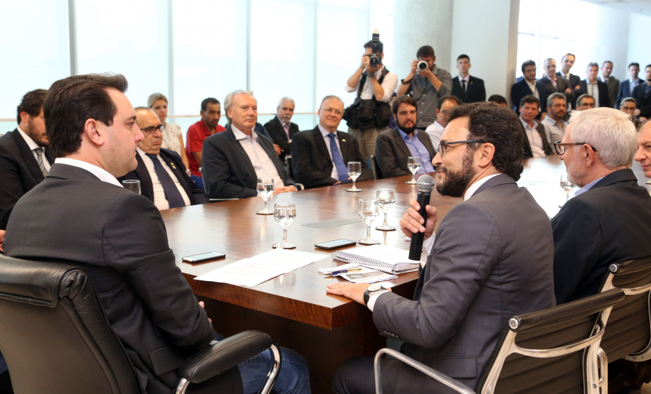 O governador Carlos Massa Ratinho Junior anunciou a redução nas taxas de juros das operações de crédito da Fomento Paraná, instituição financeira estadual que oferece crédito a empreendedores. - Curitiba, 03/04/2019  -  Foto: Gilson Abreu/ANPr