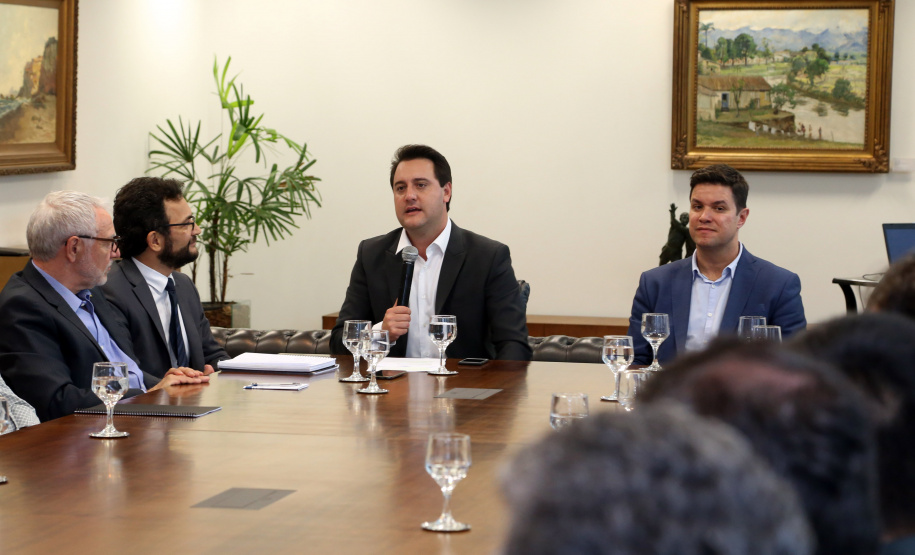 O governador Carlos Massa Ratinho Junior anunciou a redução nas taxas de juros das operações de crédito da Fomento Paraná, instituição financeira estadual que oferece crédito a empreendedores. - Curitiba, 03/04/2019  -  Foto: Gilson Abreu/ANPr
