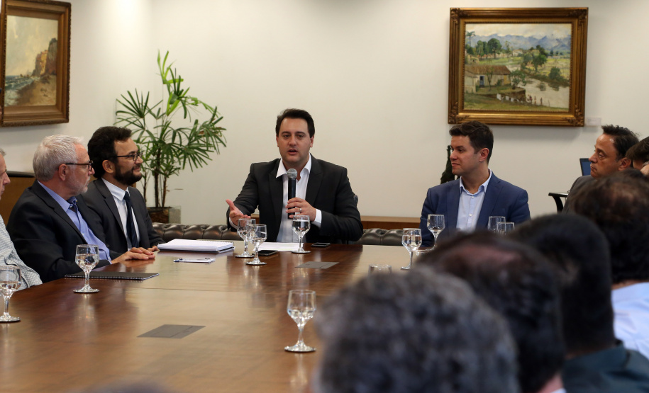 O governador Carlos Massa Ratinho Junior anunciou a redução nas taxas de juros das operações de crédito da Fomento Paraná, instituição financeira estadual que oferece crédito a empreendedores. - Curitiba, 03/04/2019  -  Foto: Gilson Abreu/ANPr