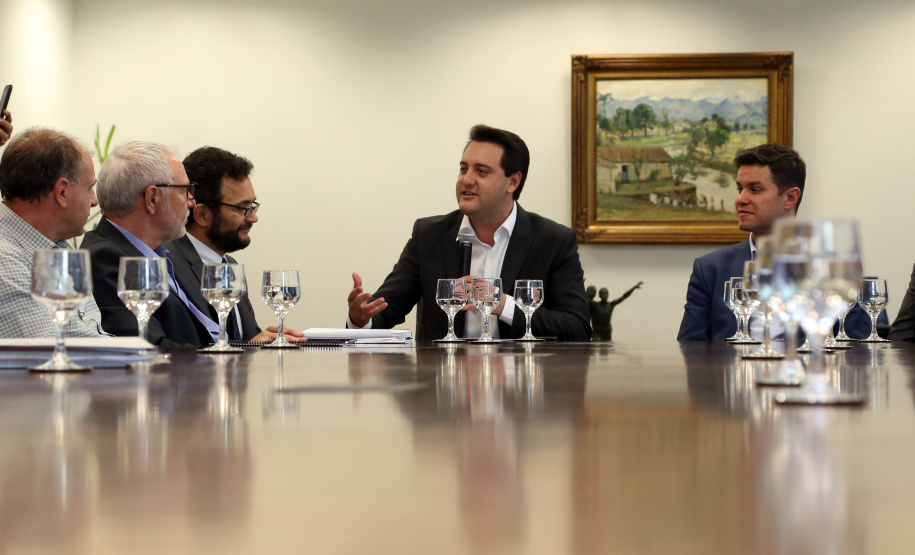 O governador Carlos Massa Ratinho Junior anunciou a redução nas taxas de juros das operações de crédito da Fomento Paraná, instituição financeira estadual que oferece crédito a empreendedores. - Curitiba, 03/04/2019  -  Foto: Gilson Abreu/ANPr