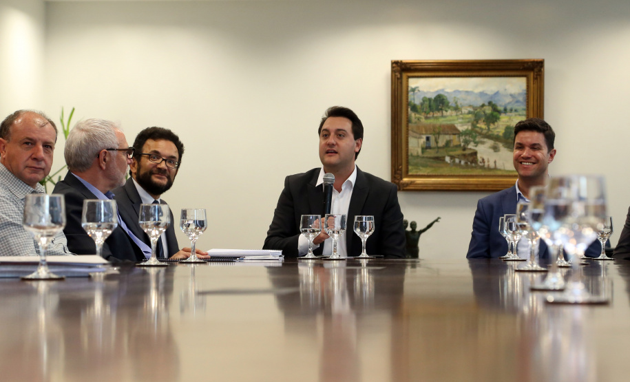 O governador Carlos Massa Ratinho Junior anunciou a redução nas taxas de juros das operações de crédito da Fomento Paraná, instituição financeira estadual que oferece crédito a empreendedores. - Curitiba, 03/04/2019  -  Foto: Gilson Abreu/ANPr