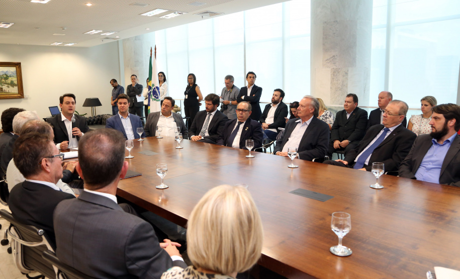 O governador Carlos Massa Ratinho Junior anunciou a redução nas taxas de juros das operações de crédito da Fomento Paraná, instituição financeira estadual que oferece crédito a empreendedores. - Curitiba, 03/04/2019  -  Foto: Gilson Abreu/ANPr