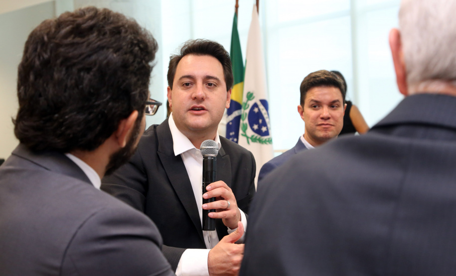 O governador Carlos Massa Ratinho Junior anunciou a redução nas taxas de juros das operações de crédito da Fomento Paraná, instituição financeira estadual que oferece crédito a empreendedores. - Curitiba, 03/04/2019  -  Foto: Gilson Abreu/ANPr