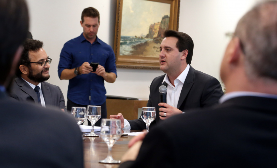 O governador Carlos Massa Ratinho Junior anunciou a redução nas taxas de juros das operações de crédito da Fomento Paraná, instituição financeira estadual que oferece crédito a empreendedores. - Curitiba, 03/04/2019  -  Foto: Gilson Abreu/ANPr