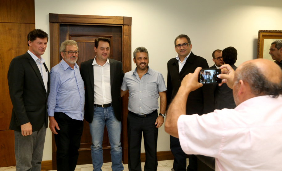 O governador Carlos Massa Ratinho Junior anunciou a redução nas taxas de juros das operações de crédito da Fomento Paraná, instituição financeira estadual que oferece crédito a empreendedores. - Curitiba, 03/04/2019  -  Foto: Gilson Abreu/ANPr