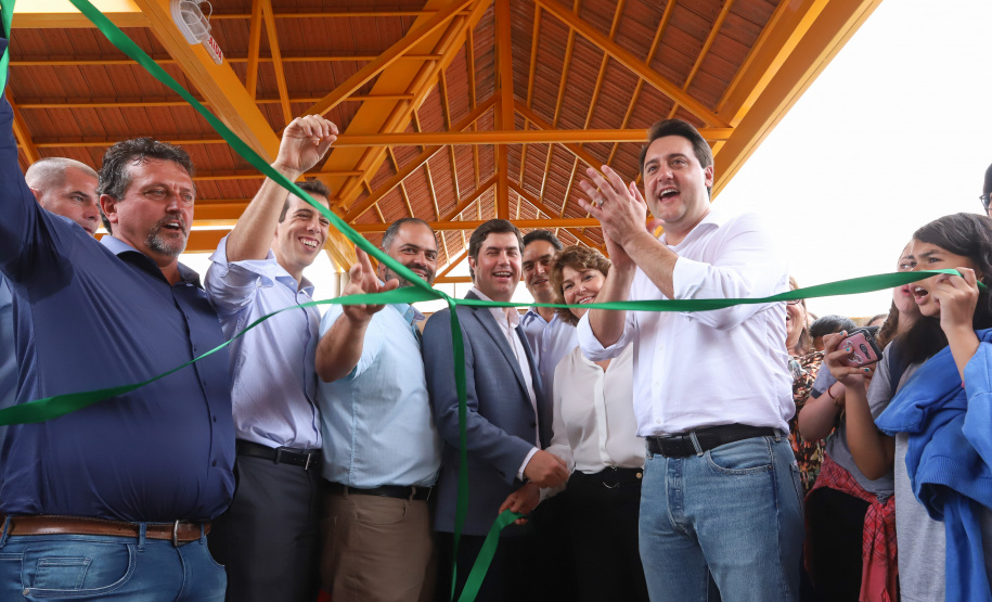 O governador Carlos Massa Ratinho Junior inaugurou nesta quinta-feira (4), em Guarapuava, região central do Paraná, as novas sedes dos colégios estaduais Leni Marlene Jacob e Professor Pedro Carli.  Foto: Rodrigo Felix Leal/ANPr