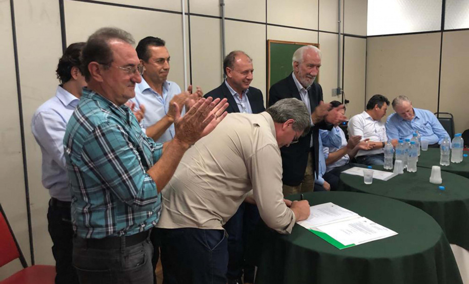 O vice-governador Darci Piana e o secretário do Desenvolvimento Urbano, João Carlos Ortega, entregaram nesta quinta-feira (4), na ExpoVivida 2019, em Coronel Vivida, editais de licitação no valor de R$ 529,2 mil para investimentos em Bela Vista da Caroba, Clevelândia e Nova Prata do Iguaçu. Eles também visitaram a Feira Comercial, Industrial e Agropecuária do município. Foto: SEDU