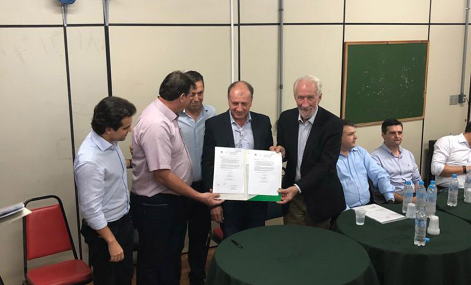 O vice-governador Darci Piana e o secretário do Desenvolvimento Urbano, João Carlos Ortega, entregaram nesta quinta-feira (4), na ExpoVivida 2019, em Coronel Vivida, editais de licitação no valor de R$ 529,2 mil para investimentos em Bela Vista da Caroba, Clevelândia e Nova Prata do Iguaçu. Eles também visitaram a Feira Comercial, Industrial e Agropecuária do município. Foto: SEDU