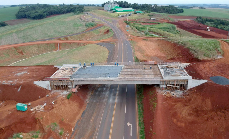 Departamento de Estradas de Rodagem do Paraná (DER-PR) está em processo de finalização do marco zero do Contorno de Pato Branco. O viaduto erguido sobre a BR-158 está 75% concluído e representa o início da obra, que irá desviar o tráfego de veículos de grande porte da cidade para a PR-493. O término da obra viária na região sudoeste do Estado está previsto para o final de 2019. -  pato branco, 04/04/2019  -  Foto: Divulgação Prefeitura de Pato Branco