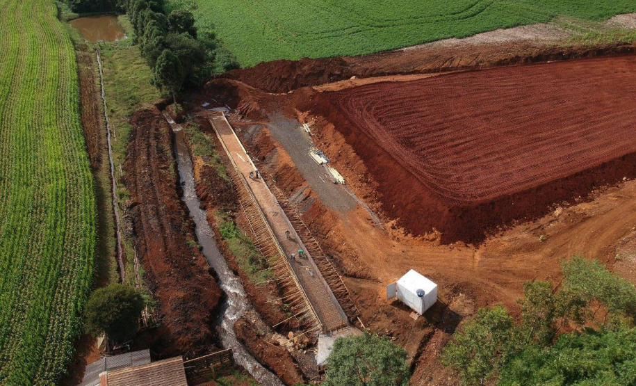 Departamento de Estradas de Rodagem do Paraná (DER-PR) está em processo de finalização do marco zero do Contorno de Pato Branco. O viaduto erguido sobre a BR-158 está 75% concluído e representa o início da obra, que irá desviar o tráfego de veículos de grande porte da cidade para a PR-493. O término da obra viária na região sudoeste do Estado está previsto para o final de 2019. -  pato branco, 04/04/2019  -  Foto: Divulgação Prefeitura de Pato Branco