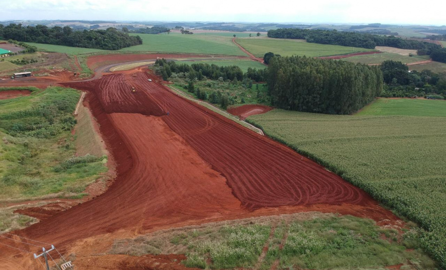 Departamento de Estradas de Rodagem do Paraná (DER-PR) está em processo de finalização do marco zero do Contorno de Pato Branco. O viaduto erguido sobre a BR-158 está 75% concluído e representa o início da obra, que irá desviar o tráfego de veículos de grande porte da cidade para a PR-493. O término da obra viária na região sudoeste do Estado está previsto para o final de 2019. -  pato branco, 04/04/2019  -  Foto: Divulgação Prefeitura de Pato Branco