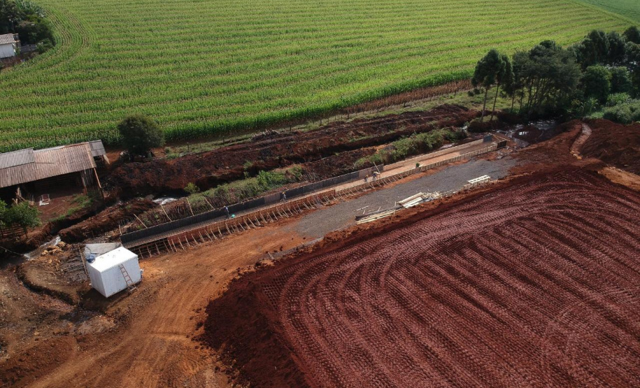 Departamento de Estradas de Rodagem do Paraná (DER-PR) está em processo de finalização do marco zero do Contorno de Pato Branco. O viaduto erguido sobre a BR-158 está 75% concluído e representa o início da obra, que irá desviar o tráfego de veículos de grande porte da cidade para a PR-493. O término da obra viária na região sudoeste do Estado está previsto para o final de 2019. -  pato branco, 04/04/2019  -  Foto: Divulgação Prefeitura de Pato Branco