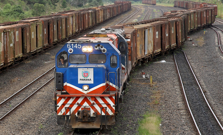 A Ferroeste (Estrada de Ferro Paraná Oeste S.A.) faturou R$ 9 milhões nos três primeiros meses de 2019, melhor resultado de um primeiro trimestre de sua história. Nesse período passaram pelos 250 quilômetros do trecho entre Cascavel e Guarapuava 308.137 toneladas de produtos, sendo 205.086 de granéis – pela primeira vez esse trimestre, que contempla a colheita da safra de soja, alcança a marca de pelo menos 200 mil toneladas.  -  Guarapuava, 04/04/2019  -  Foto: Jaelson Lucas/ANPr