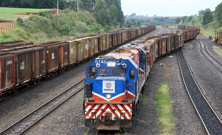 A Ferroeste (Estrada de Ferro Paraná Oeste S.A.) faturou R$ 9 milhões nos três primeiros meses de 2019, melhor resultado de um primeiro trimestre de sua história. Nesse período passaram pelos 250 quilômetros do trecho entre Cascavel e Guarapuava 308.137 toneladas de produtos, sendo 205.086 de granéis – pela primeira vez esse trimestre, que contempla a colheita da safra de soja, alcança a marca de pelo menos 200 mil toneladas.  -  Guarapuava, 04/04/2019  -  Foto: Jaelson Lucas/ANPr