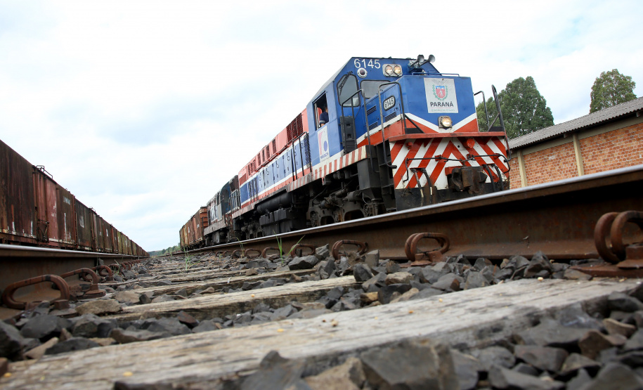 A Ferroeste (Estrada de Ferro Paraná Oeste S.A.) faturou R$ 9 milhões nos três primeiros meses de 2019, melhor resultado de um primeiro trimestre de sua história. Nesse período passaram pelos 250 quilômetros do trecho entre Cascavel e Guarapuava 308.137 toneladas de produtos, sendo 205.086 de granéis – pela primeira vez esse trimestre, que contempla a colheita da safra de soja, alcança a marca de pelo menos 200 mil toneladas.  -  Guarapuava, 04/04/2019  -  Foto: Jaelson Lucas/ANPr