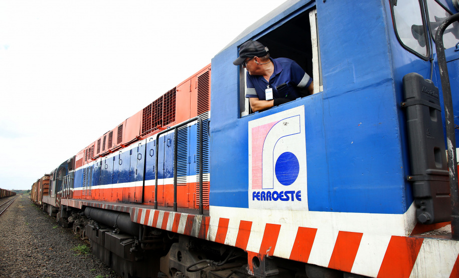 A Ferroeste (Estrada de Ferro Paraná Oeste S.A.) faturou R$ 9 milhões nos três primeiros meses de 2019, melhor resultado de um primeiro trimestre de sua história. Nesse período passaram pelos 250 quilômetros do trecho entre Cascavel e Guarapuava 308.137 toneladas de produtos, sendo 205.086 de granéis – pela primeira vez esse trimestre, que contempla a colheita da safra de soja, alcança a marca de pelo menos 200 mil toneladas.  -  Guarapuava, 04/04/2019  -  Foto: Jaelson Lucas/ANPr