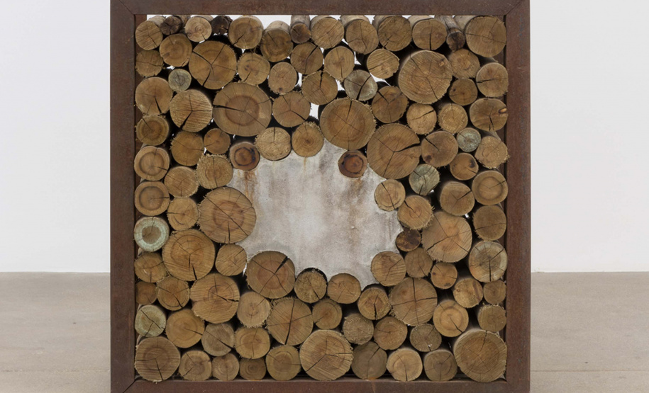 O Museu Oscar Niemeyer (MON) abre nesta quinta-feira (11) a mostra individual de Ivens Machado, “Mestre de Obras”. São desenhos, esculturas, fotografias e vídeos relacionados a diferentes períodos da trajetória do artista, procurando criar um diálogo entre as várias vertentes. Ivens Machado foi um dos artistas mais importantes de sua geração e um dos pioneiros da vídeoarte no Brasil. Foto: Divulgação/MON