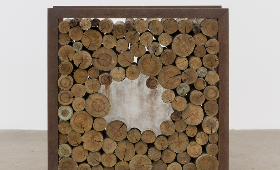 O Museu Oscar Niemeyer (MON) abre nesta quinta-feira (11) a mostra individual de Ivens Machado, “Mestre de Obras”. São desenhos, esculturas, fotografias e vídeos relacionados a diferentes períodos da trajetória do artista, procurando criar um diálogo entre as várias vertentes. Ivens Machado foi um dos artistas mais importantes de sua geração e um dos pioneiros da vídeoarte no Brasil. Foto: Divulgação/MON