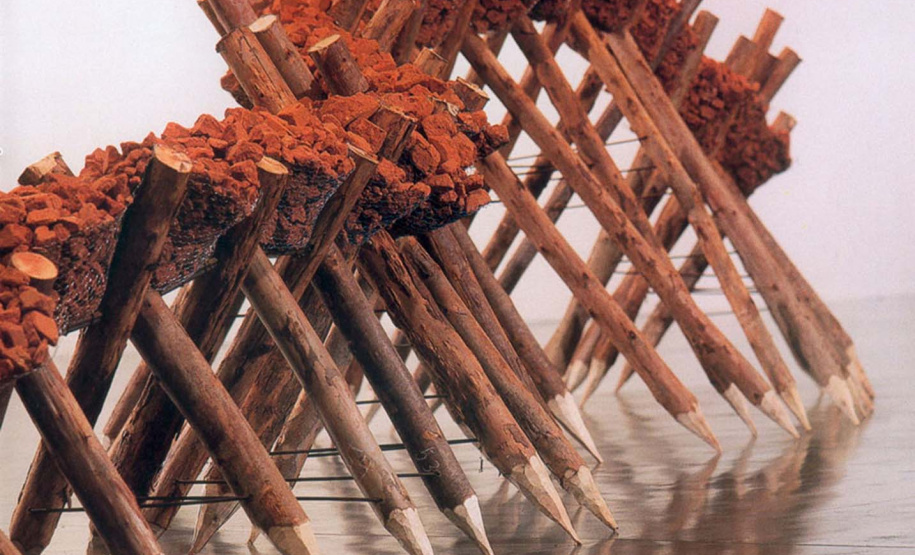 O Museu Oscar Niemeyer (MON) abre nesta quinta-feira (11) a mostra individual de Ivens Machado, “Mestre de Obras”. São desenhos, esculturas, fotografias e vídeos relacionados a diferentes períodos da trajetória do artista, procurando criar um diálogo entre as várias vertentes. Ivens Machado foi um dos artistas mais importantes de sua geração e um dos pioneiros da vídeoarte no Brasil. Foto: Divulgação/MON