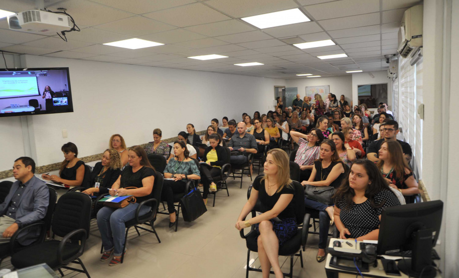 Profissionais de saúde e gestores que vão atuar na 21ª Campanha Nacional de Vacinação contra a Influenza, que acontecerá entre 10 de abril a 31 de maio, participaram nesta sexta-feira (5), em Curitiba, do 8º Seminário Estadual de Influenza e Síndromes Respiratórias Agudas. Foto: SESA