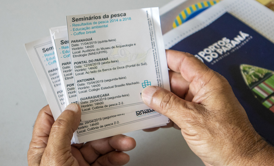 Os Portos do Paraná realizam, a partir da próxima semana, seminários sobre a atividade pesqueira na região de Paranaguá, Pontal do Sul, Antonina e Guaraqueçaba. Pela primeira vez, a administração portuária vai disponibilizar os resultados de quatro anos de monitoramento da pesca e debater com os pescadores sobre impactos, rendimento e variações no número de peixes.   -  Paranaguá, 05/04/2019  -  Foto: Claudio Neves/ Portos do Paraná