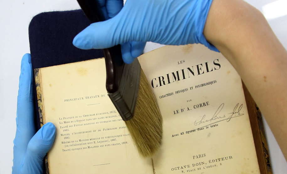 Biblioteca Pública do Paraná. Restauro de livros antigos. Foto: Jaelson Lucas/ANPr