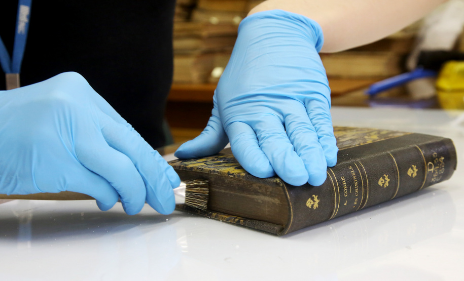 Biblioteca Pública do Paraná. Restauro de livros antigos. Foto: Jaelson Lucas/ANPr