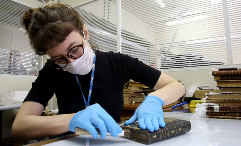 Biblioteca Pública do Paraná. Restauro de livros antigos. Foto: Jaelson Lucas/ANPr