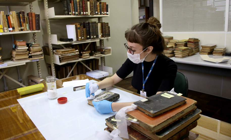 Biblioteca Pública do Paraná. Restauro de livros antigos. Foto: Jaelson Lucas/ANPr