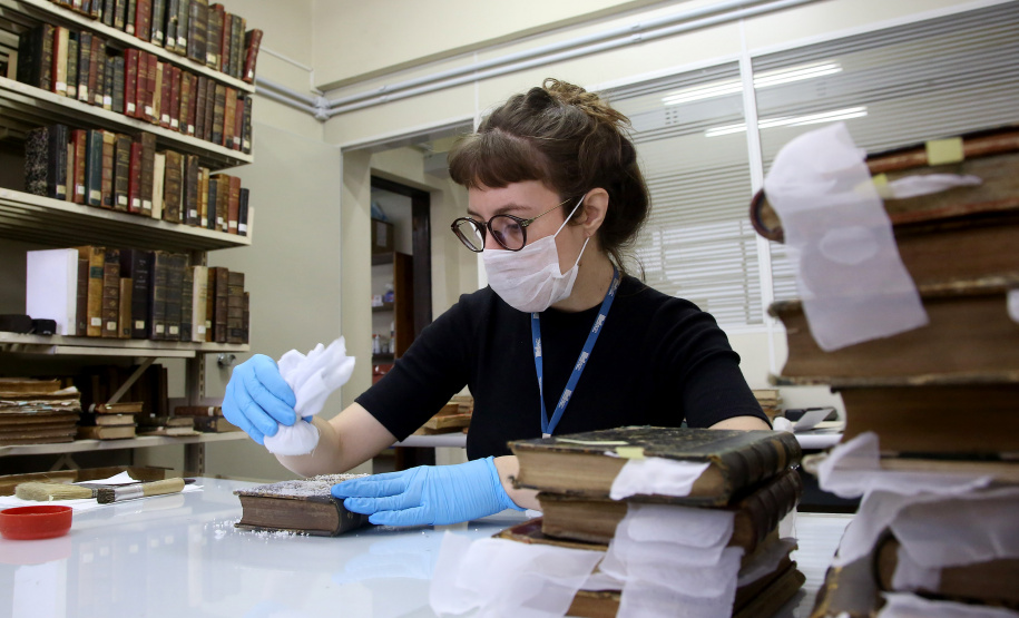 Biblioteca Pública do Paraná. Restauro de livros antigos. Foto: Jaelson Lucas/ANPr