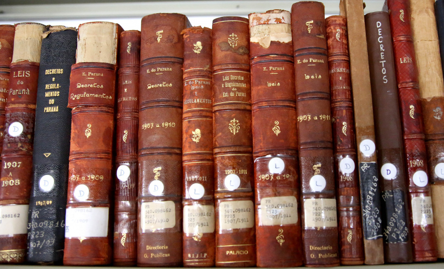 Biblioteca Pública do Paraná. Restauro de livros antigos. Foto: Jaelson Lucas/ANPr