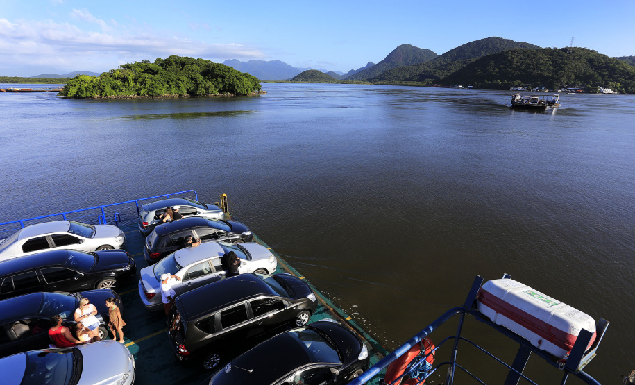 O Departamento de Estradas de Rodagens (DER-PR) prorrogou por mais um ano o contrato de concessão do ferry boat que faz a travessia Guaratuba – Caiobá, no Litoral do Paraná. A empresa Concessionária Travessia de Guaratuba continuará a prestar o serviço sem mudanças na tarifa.  -  Foto: Arquivo ANPr