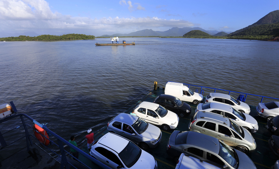 O Departamento de Estradas de Rodagens (DER-PR) prorrogou por mais um ano o contrato de concessão do ferry boat que faz a travessia Guaratuba – Caiobá, no Litoral do Paraná. A empresa Concessionária Travessia de Guaratuba continuará a prestar o serviço sem mudanças na tarifa.  -  Foto: Arquivo ANPr