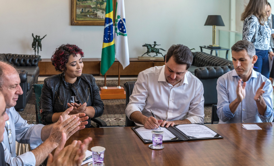 O Governador Carlos Massa Ratinho Junior e o Presidente da Comec, Gilson Santos, assinam a prorrogação da isenção do Transporte para de Pessoas com Deficiência(PCD). Curitiba, 09/04/2019
Foto: Maurilio Cheli