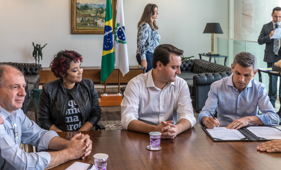 O Governador Carlos Massa Ratinho Junior e o Presidente da Comec, Gilson Santos, assinam a prorrogação da isenção do Transporte para de Pessoas com Deficiência(PCD). Curitiba, 09/04/2019
Foto: Maurilio Cheli