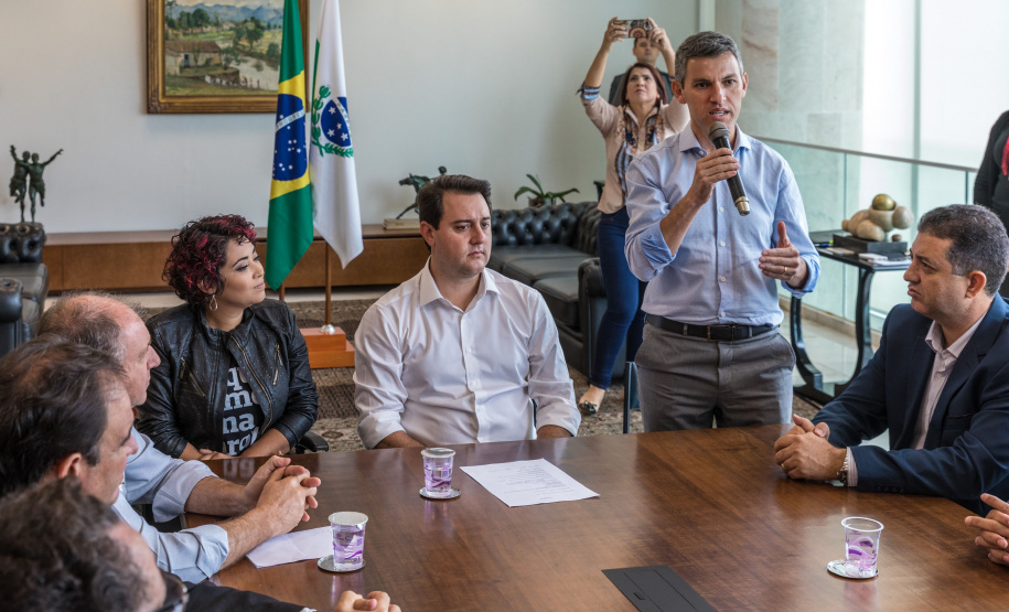 O Governador Carlos Massa Ratinho Junior e o Presidente da Comec, Gilson Santos, assinam a prorrogação da isenção do Transporte para de Pessoas com Deficiência(PCD). Curitiba, 09/04/2019
Foto: Maurilio Cheli