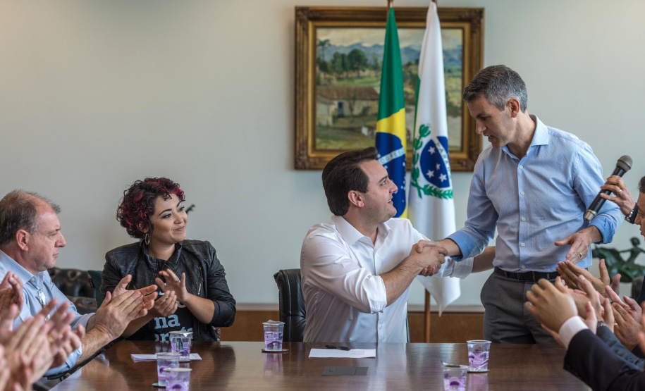 O Governador Carlos Massa Ratinho Junior e o Presidente da Comec, Gilson Santos, assinam a prorrogação da isenção do Transporte para de Pessoas com Deficiência(PCD). Curitiba, 09/04/2019
Foto: Maurilio Cheli