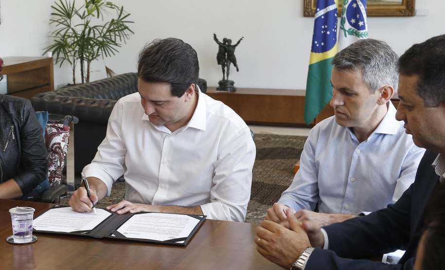 O governador Carlos Massa Ratinho Jr assinou no Palácio Iguaçu, decreto prorrogando a isenção do transporte para PCD (Pessoa Com Deficiência). Presentes na solenidade: prefeito de Curitiba, Rafael Greca de Macedo; secretário de Desenvolvimento Urbano, João Carlos Ortega; diretor presidente da Comec, Gilson dos Santos, entre outros.Curitiba, 09-04-19.Foto: Arnaldo Alves / ANPr.
