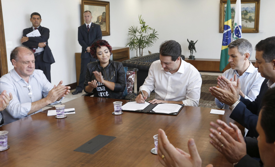 O governador Carlos Massa Ratinho Jr assinou no Palácio Iguaçu, decreto prorrogando a isenção do transporte para PCD (Pessoa Com Deficiência). Presentes na solenidade: prefeito de Curitiba, Rafael Greca de Macedo; secretário de Desenvolvimento Urbano, João Carlos Ortega; diretor presidente da Comec, Gilson dos Santos, entre outros.Curitiba, 09-04-19.Foto: Arnaldo Alves / ANPr.