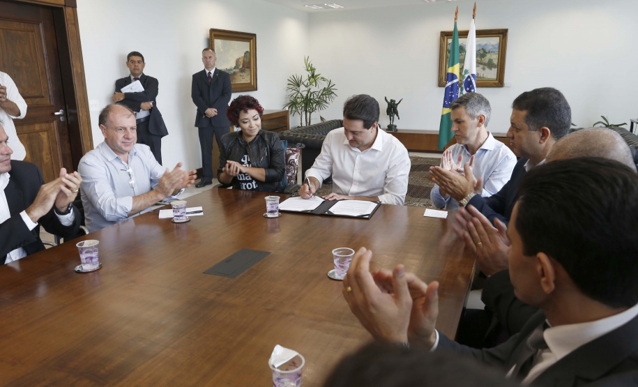 O governador Carlos Massa Ratinho Jr assinou no Palácio Iguaçu, decreto prorrogando a isenção do transporte para PCD (Pessoa Com Deficiência). Presentes na solenidade: prefeito de Curitiba, Rafael Greca de Macedo; secretário de Desenvolvimento Urbano, João Carlos Ortega; diretor presidente da Comec, Gilson dos Santos, entre outros.Curitiba, 09-04-19.Foto: Arnaldo Alves / ANPr.
