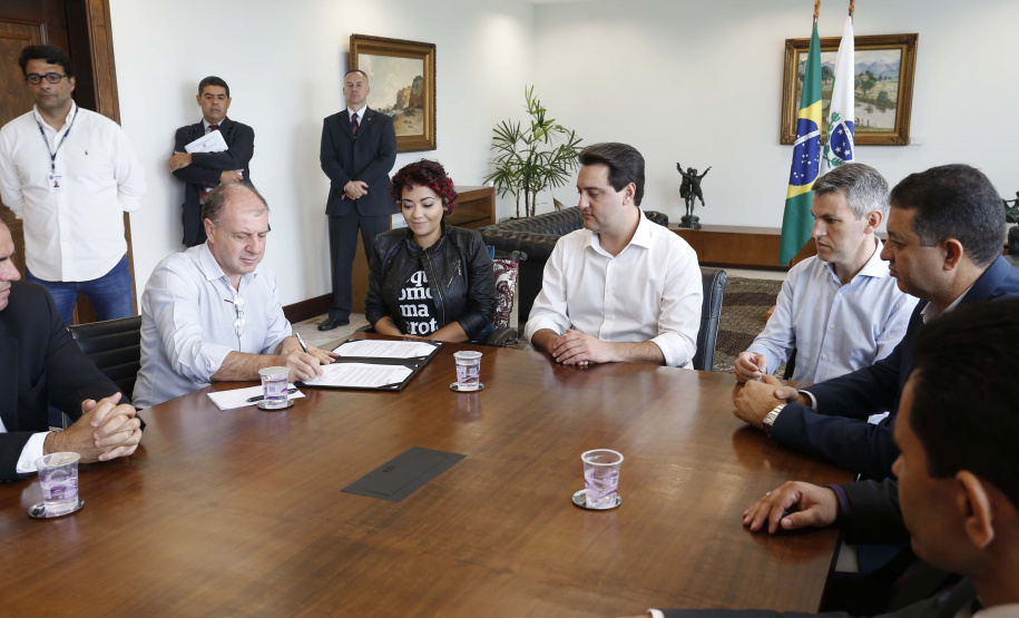 O governador Carlos Massa Ratinho Jr assinou no Palácio Iguaçu, decreto prorrogando a isenção do transporte para PCD (Pessoa Com Deficiência). Presentes na solenidade: prefeito de Curitiba, Rafael Greca de Macedo; secretário de Desenvolvimento Urbano, João Carlos Ortega; diretor presidente da Comec, Gilson dos Santos, entre outros.Curitiba, 09-04-19.Foto: Arnaldo Alves / ANPr.