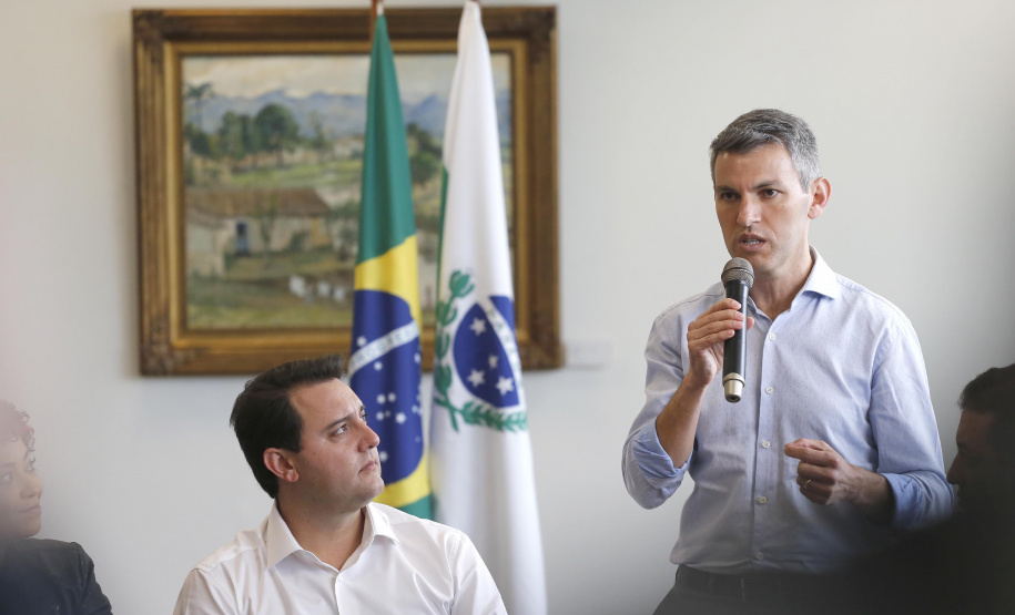 O governador Carlos Massa Ratinho Jr assinou no Palácio Iguaçu, decreto prorrogando a isenção do transporte para PCD (Pessoa Com Deficiência). Presentes na solenidade: prefeito de Curitiba, Rafael Greca de Macedo; secretário de Desenvolvimento Urbano, João Carlos Ortega; diretor presidente da Comec, Gilson dos Santos, entre outros.Curitiba, 09-04-19.Foto: Arnaldo Alves / ANPr.