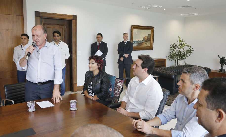 O governador Carlos Massa Ratinho Jr assinou no Palácio Iguaçu, decreto prorrogando a isenção do transporte para PCD (Pessoa Com Deficiência). Presentes na solenidade: prefeito de Curitiba, Rafael Greca de Macedo; secretário de Desenvolvimento Urbano, João Carlos Ortega; diretor presidente da Comec, Gilson dos Santos, entre outros.Curitiba, 09-04-19.Foto: Arnaldo Alves / ANPr.